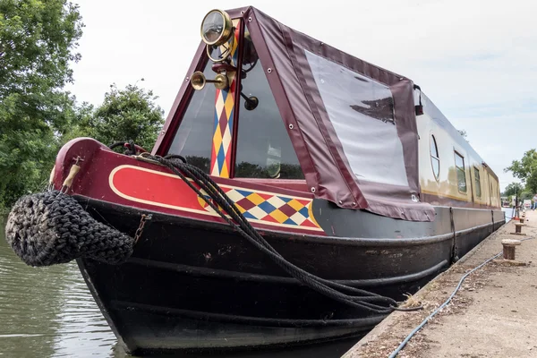 Smal båt på floden Kennet och Avon kanalen i Aldermaston Berkshir — Stockfoto