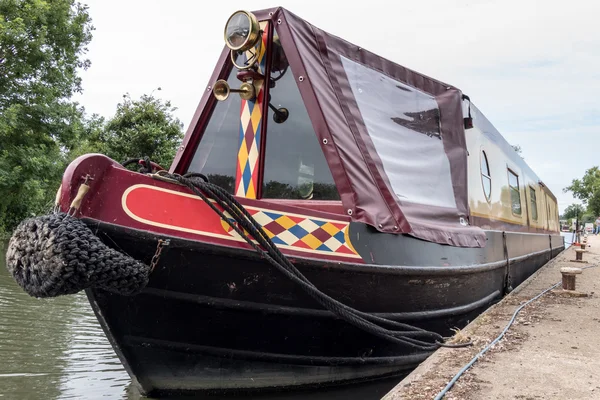 Barco estrecho en el canal Kennet y Avon en Aldermaston Berkshir —  Fotos de Stock