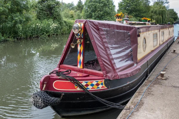 Schmales Boot auf dem Kennet und Avon-Kanal in Aldermaston Berkshir — Stockfoto