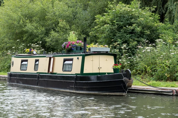 Narrow boat on the Kennet and Avon Canal in Aldermaston Berkshir — Stock Photo, Image