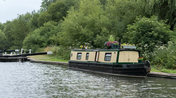 Smal båt på floden Kennet och Avon kanalen i Aldermaston Berkshir — Stockfoto