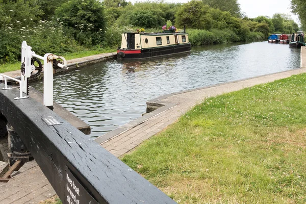 Smal båt på floden Kennet och Avon kanalen i Aldermaston Berkshir — Stockfoto