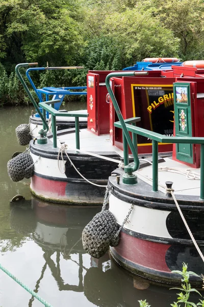 Smala båtar på Kennet och Avon kanalen i Aldermaston Berkshi — Stockfoto