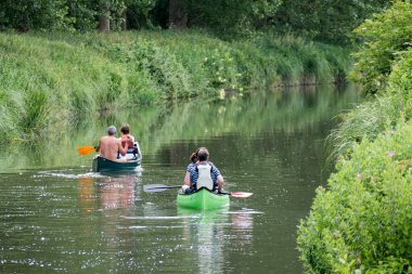 Kennet ve Avon kanalı Aldermaston Berkshire yakınındaki Kano