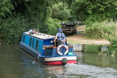 Kennet ve Avon Canal Aldermaston Berksh yanında dar teknede