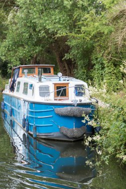 Kennet ve Avon Canal Aldermaston Berksh yanında dar teknede