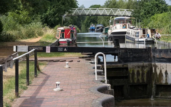 Barcos en el Kennet y Avon Canal cerca de Aldermaston Berkshire en — Foto de Stock