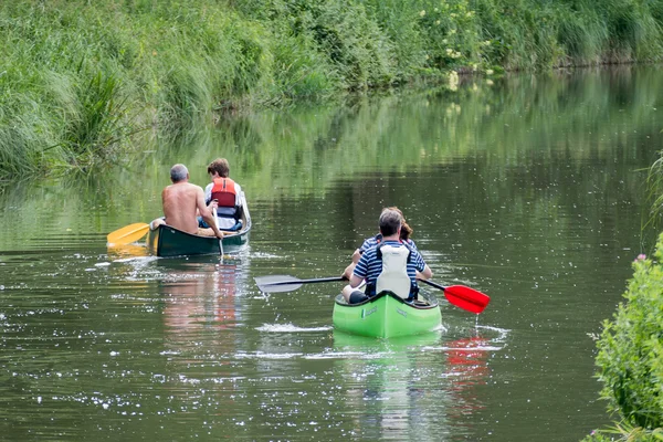 Canoeing on the Kennet and Avon Canal near Aldermaston Berkshire — Stock Photo, Image