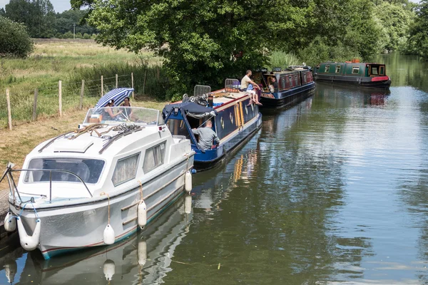 Bateaux étroits sur le canal Kennet et Avon près d'Aldermaston Berks — Photo