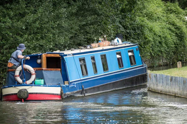 Schmales Boot auf dem Kennet und Avon-Kanal in der Nähe von Aldermaston Berksh — Stockfoto