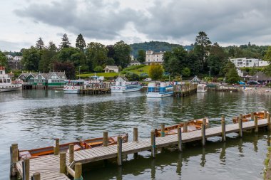 Bowness on Windermere Lake District, 20 Ağustos'ta demirleyen tekneleri