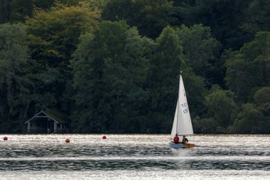 İnsanlar Bowness Lake District Eng Windermere'deki yelken