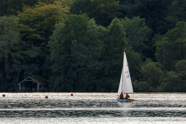 Menschen segeln bei Bug auf Windermere in der Seenplatte eng — Stockfoto