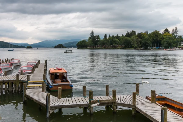 Båtar förtöjda vid Bowness på Windermere Lake District den 20 augusti — Stockfoto