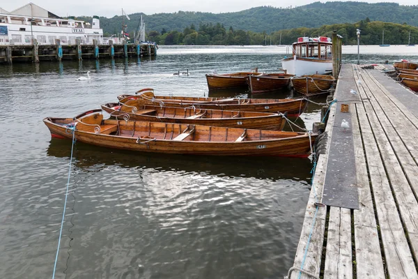 Βάρκες με κουπιά προσδένονται σε Bowness σε Windermere στη λίμνη Καστέλας — Φωτογραφία Αρχείου