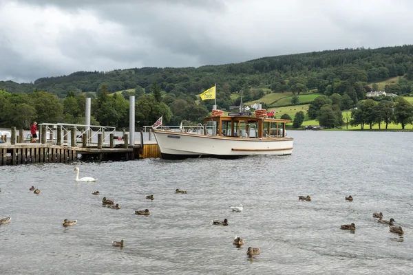 Uruchamianie silnika na Coniston Water Lake District na 21 sierpnia 2015 — Zdjęcie stockowe