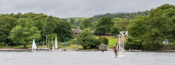 People Windsurfing on Coniston Water Lake District on August 21, — Stock Photo, Image