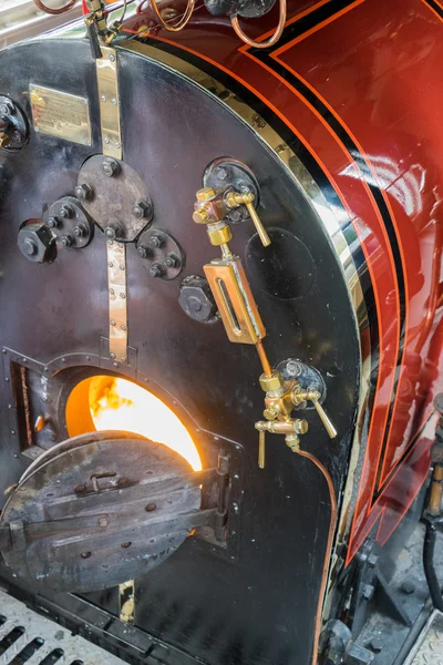 Sala de calderas de la góndola del yate de vapor en el agua de Coniston en Augu — Foto de Stock