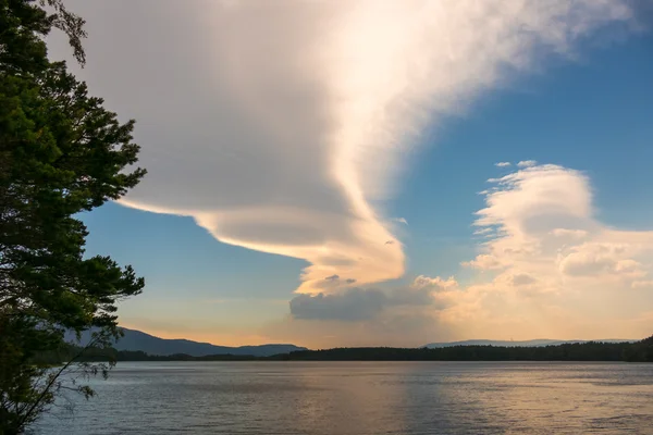 Neobvyklé oblak formace nad jezerem Garten — Stock fotografie