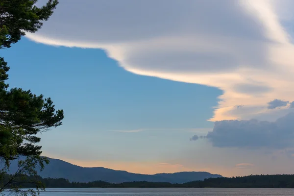 Ungewöhnliche Wolkenbildung über Loch Garten — Stockfoto