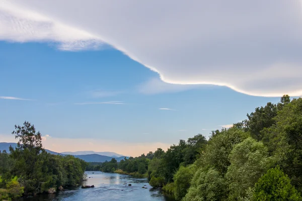 Ongebruikelijke wolkenvorming over de rivier de Spey — Stockfoto