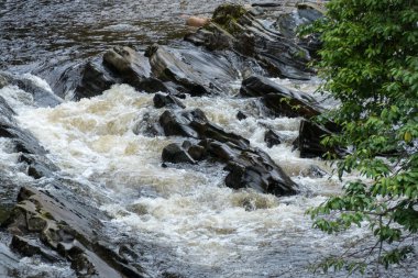 Feshiebridge İskoçya'da taşlara