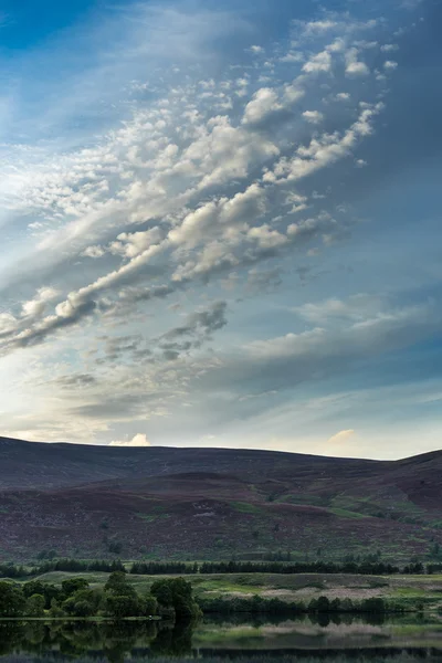 Облака над Лох-Алви — стоковое фото