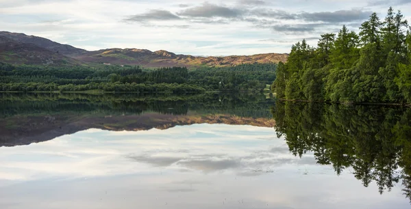 Refleksje w Loch Alvie — Zdjęcie stockowe