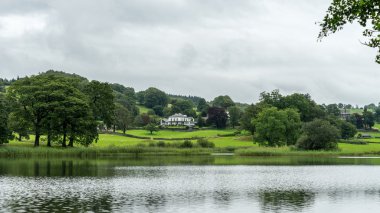 Coniston Water tarafından büyük evleri