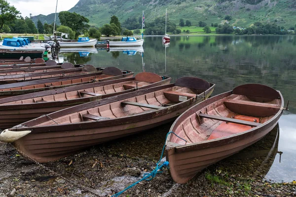 Roddbåtar förtöjd vid Ullswater — Stockfoto