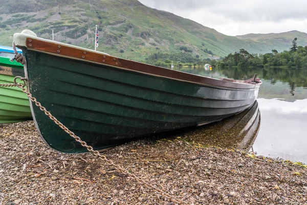 Roddbåtar förtöjd vid Ullswater — Stockfoto