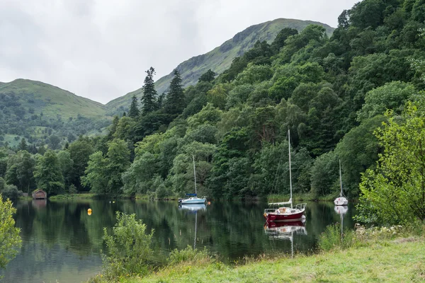 Båtar förtöjda vid Ullswater — Stockfoto