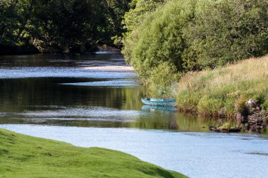 Bahçe teknesinin yakınındaki Spey Nehri