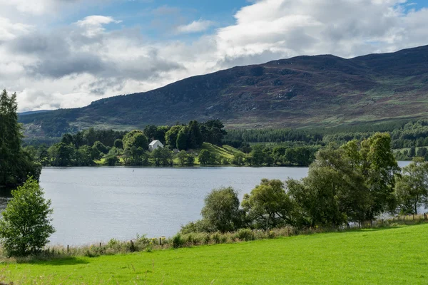 Keltiska kyrkan vid Loch Alvie — Stockfoto