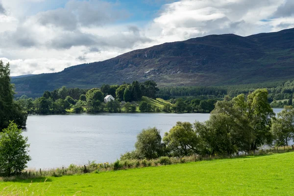 Keltiska kyrkan vid Loch Alvie — Stockfoto