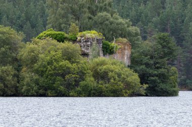 Loch Aviemore İskoçya yakınındaki bir Eilein ortasında Castle