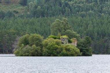 Loch Aviemore İskoçya yakınındaki bir Eilein ortasında Castle