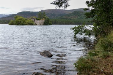 Loch Aviemore İskoçya yakınındaki bir Eilein ortasında Castle