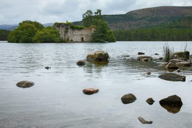 Loch Aviemore İskoçya yakınındaki bir Eilein ortasında Castle