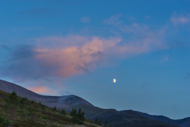 Ay yükseliyor Cairngorm Dağları üzerinde