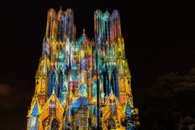 Işık gösterisi Reims katedral Reims Fransa 2 12 Eylül