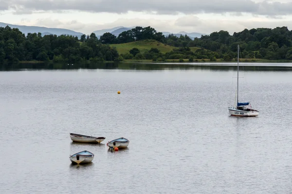 Łodzie zacumowane na Loch Insh — Zdjęcie stockowe