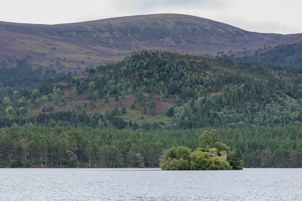 Castillo en el centro de Loch an Eilein cerca de Aviemore Escocia — Foto de Stock