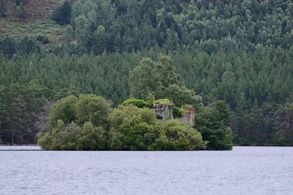 Slottet i mitten av Loch en Eilein nära Aviemore Skottland — Stockfoto