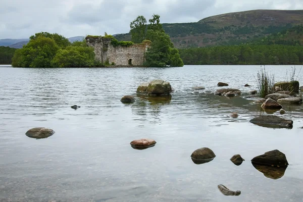 Slottet i mitten av Loch en Eilein nära Aviemore Skottland — Stockfoto