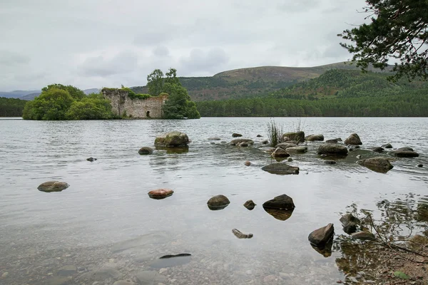 Slottet i mitten av Loch en Eilein nära Aviemore Skottland — Stockfoto