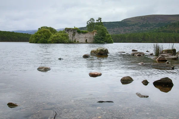 Schloss mitten in loch an eilein in der nähe von aviemore scotland — Stockfoto