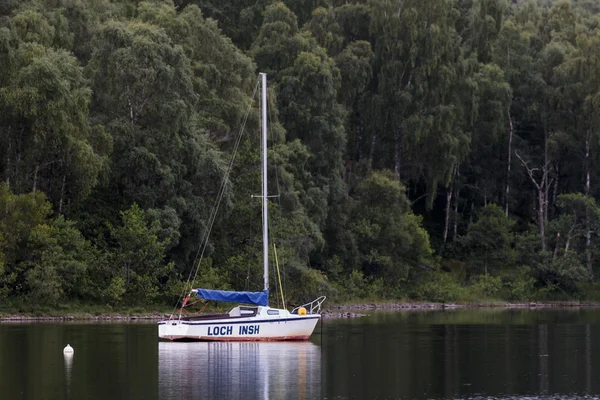 Iate atracado em Loch Insh — Fotografia de Stock