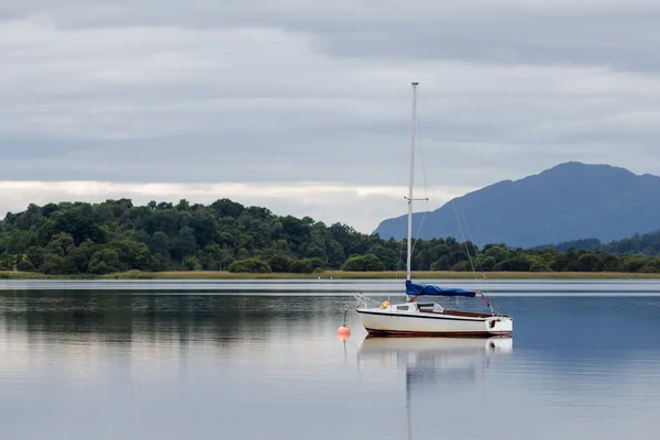 Yacht moored at Loch Insh — Stock Photo, Image