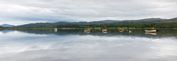 Łodzie zacumowane na Loch Insh — Zdjęcie stockowe